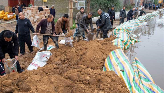 山西汾河决口成功合龙：新绛老县城积水达2米，农田受灾严重