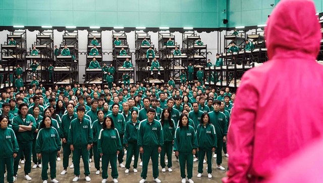 《鱿鱼游戏》开了同名咖啡厅，这部剧营销很拼