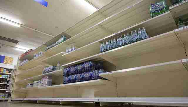 全球供应短缺持续：英国人买不到必需品，沃尔玛包船运货迎假日季