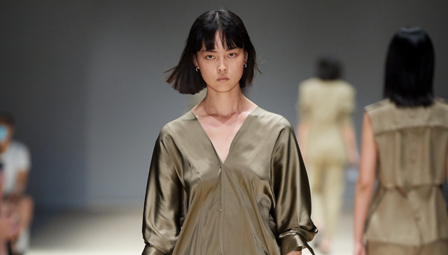 春夏新秀来袭，简单利落也能暗藏巧思丨上海时装周