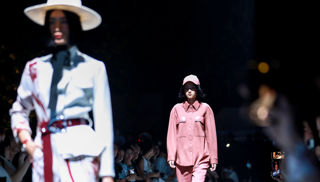 纯黑或缤纷的春夏穿搭方案，你pick哪一个？丨上海时装周