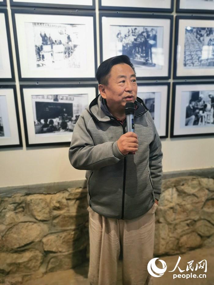 杜永卫介绍陈列的敦煌老照片。人民网记者 赵光霞摄