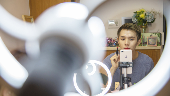 【评论】李佳琦与玉泽的争端，“主播粉圈化”并不是事件的全部