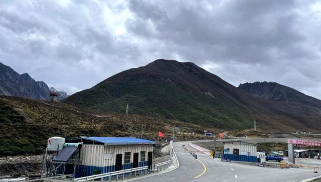 方舱,民警,移动,中印自卫反击战,检查站,游客,天路,219国道,移民管理,青春