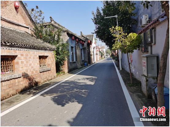 图为张庄村平整干净的路面。张尼 摄