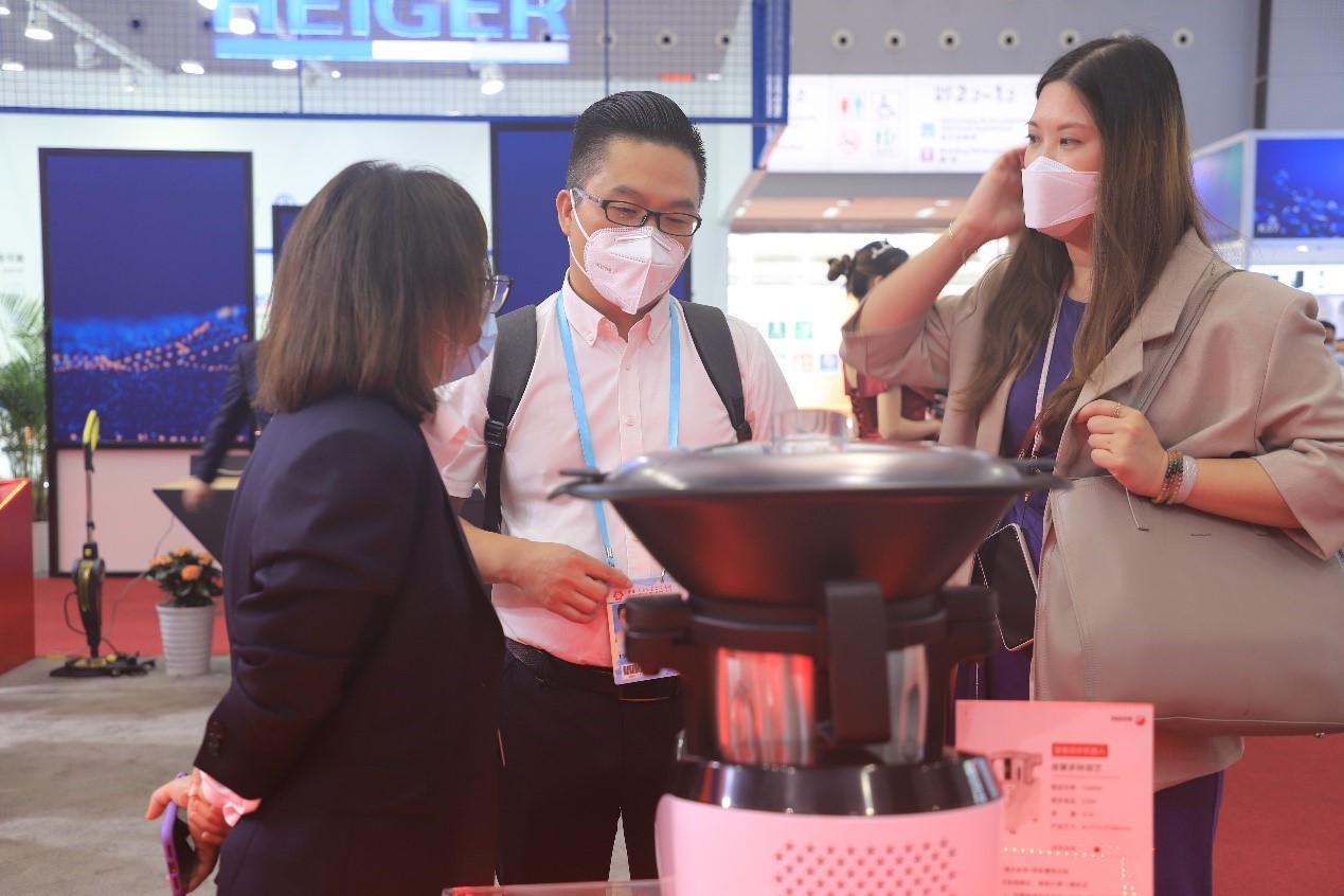 法格公司的智能厨房机器人是热门产品之一。