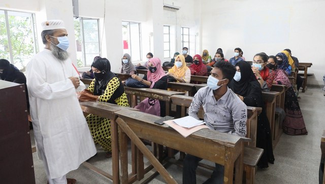 英国前首相称欧美囤积疫苗是犯罪，西班牙研发快速灭活病毒面罩 | 国际疫情观察（10月18日）