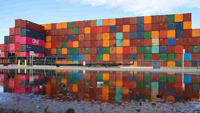 全球供应链危机难解，美国要动用国民警卫队卸货开卡车