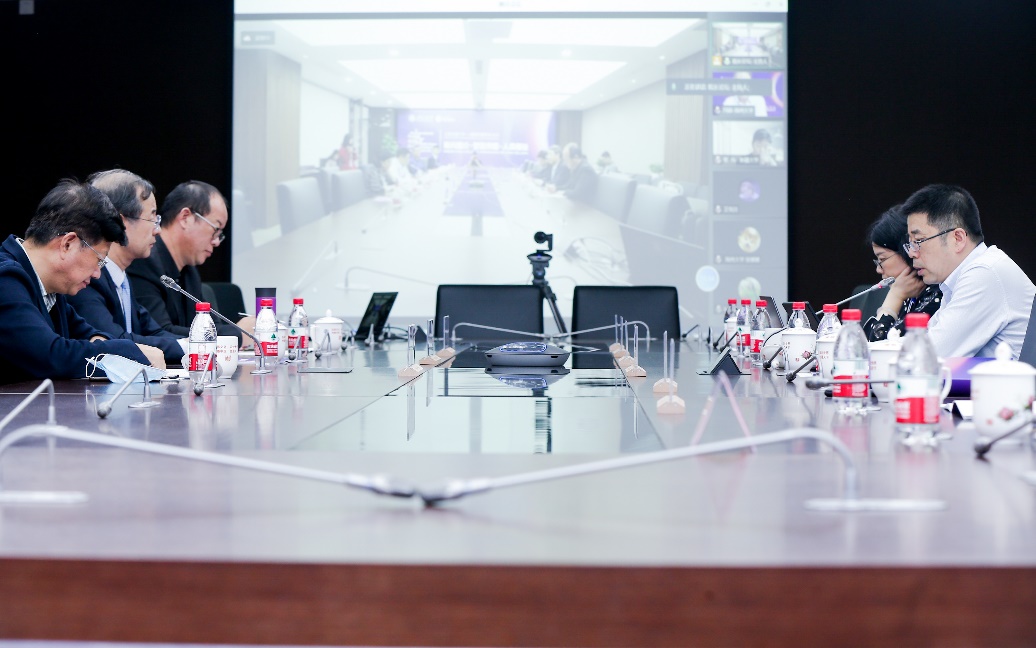 院长论坛以“线上+线下”的方式举行