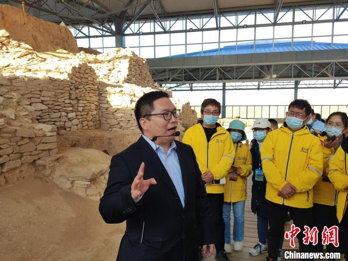 西北大学丝路研究院副院长席会东教授向采访团一行介绍石峁遗址。　a target='_blank' href='http://www.chinanews.com/' p中新网/a记者 陈海峰 摄