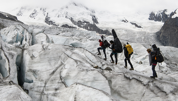 【特写】最火热冰雪季，运动品牌、户外品牌打响团战