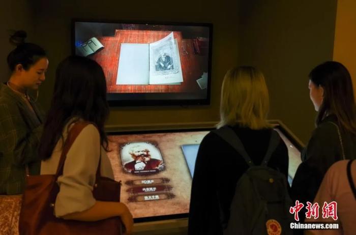 资料图:北京“真理的力量——纪念马克思诞辰200周年主题展览”现场。a target='_blank' href='http://www.chinanews.com/'p中新社/a记者 贾天勇 摄