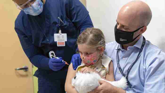 英国率先批准默沙东抗新冠口服药，世卫称疫情还在加速蔓延 | 国际疫情观察（11月5日）