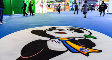 进博会化身运动新品全球始发站，专业滑雪服、婴幼儿雪板齐亮相