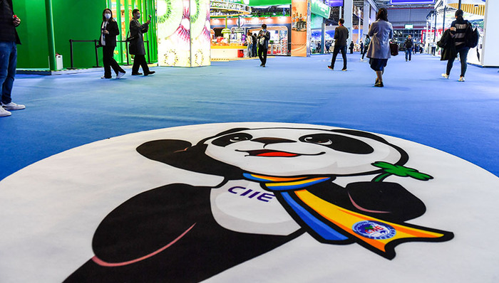 进博会化身运动新品全球始发站，专业滑雪服、婴幼儿雪板齐亮相