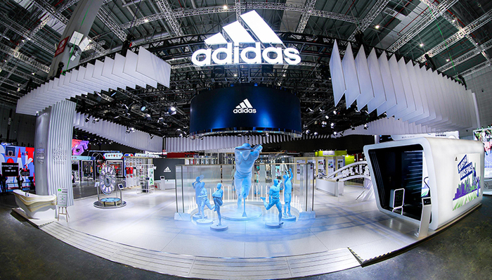 阿迪达斯时隔三年再亮相进博会，“黑科技”集中于户外系列和碳足迹跑鞋产品