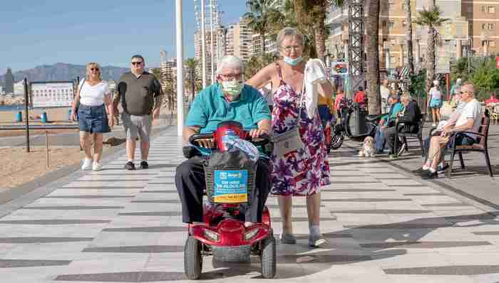 美国加州水族馆给8只水獭打新冠疫苗，塞尔维亚总统接种第三剂国药 | 国际疫情观察（11月8日）