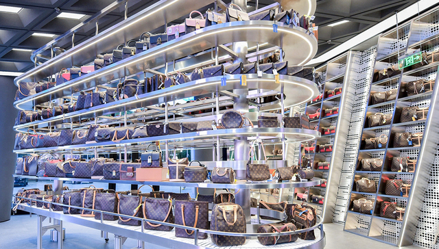 学了卖美妆蛋的套路，这个“二奢电商”的线下店用铂金包摆了一面彩虹墙