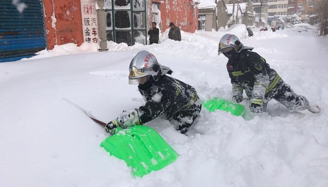 暴雪致通辽2245座棚舍受损，菜农为防大棚坍塌不得已划破塑料膜