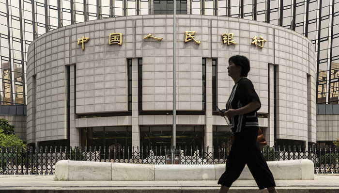 人民银行对全国性金融机构推出碳减排支持工具，采取“先贷后借”机制