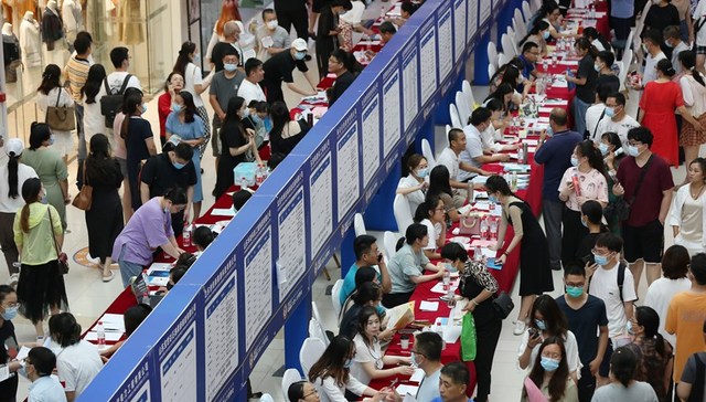 直通部委 | 前10月全国城镇新增就业1133万人 药监局通报33批次化妆品不合格