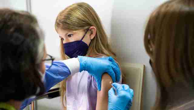 欧洲疫情反弹：奥地利将重罚没打疫苗就出门的人，英国不排除圣诞重启封锁