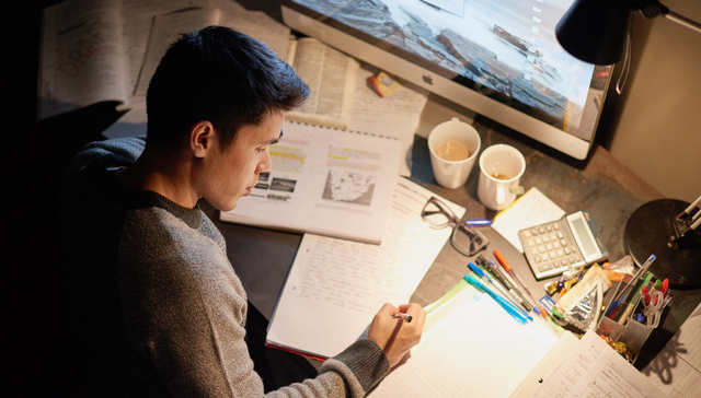 “职场考试人”备考报告：关注职业教育，善用网盘、AI工具