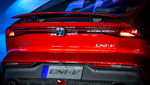 “方舟架构”首款运动轿跑，搭载电动升降尾翼的长安UNI-V来了|新车
