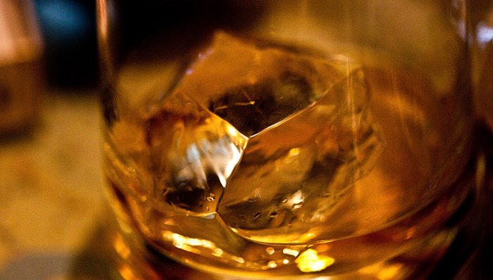 全球烈酒巨头中国加码威士忌，要靠渠道下沉和新生代