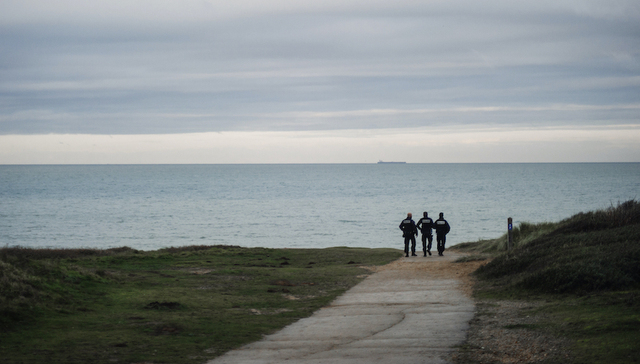 偷渡船倾覆31人命丧加莱海岸，英法再起难民危机