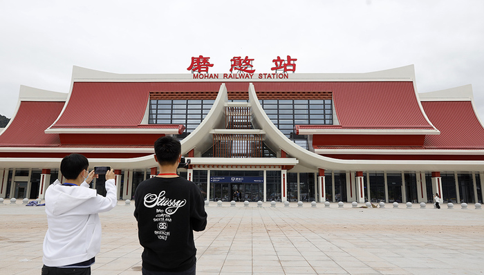 中老铁路即将开通，“澜沧号”动车老挝开跑