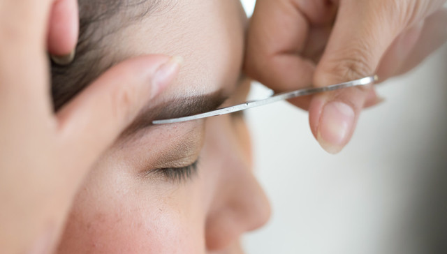 【特写】中年大叔也愿意花150元去一次的修眉店，背后有什么门道?