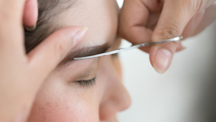 【特写】中年大叔也愿意花150元去一次的修眉店，背后有什么门道?