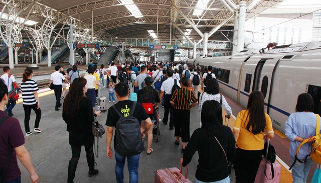 快看｜醉酒男子为抽烟竟堵高铁门，行政拘留10日！