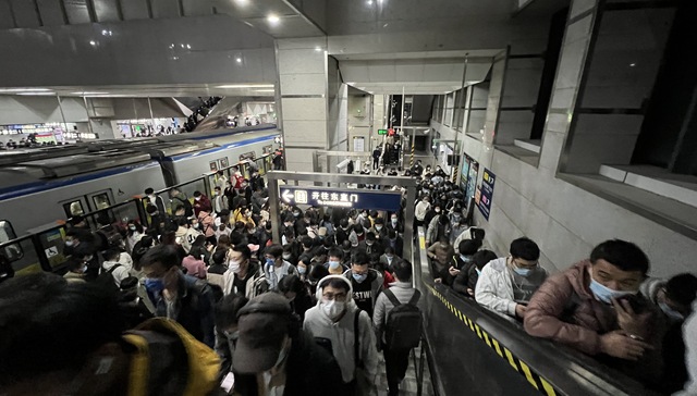 【特写】经历裁员的大厂年轻人：怀疑、反思、调整，期待下一站