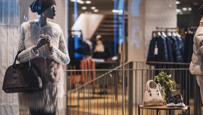 左转品牌，右转甩货，服饰行业又走到了岔路口 