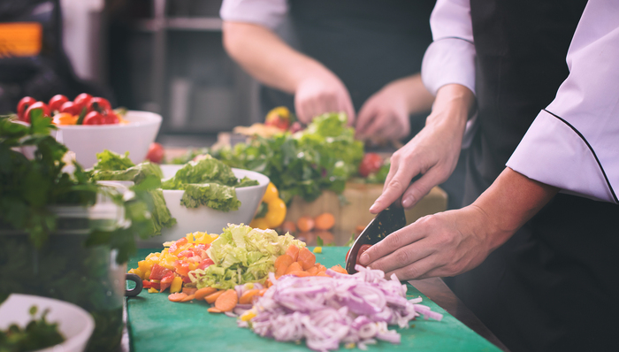 餐饮行业就业大数据：00后从业者占比24.15%，送餐员平均月薪过万