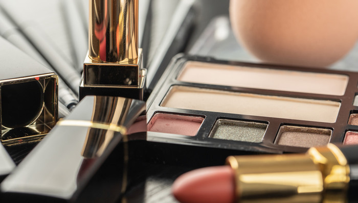 欧美大牌杀入游戏，国货美妆的“流量密码”失灵了｜回望2021①