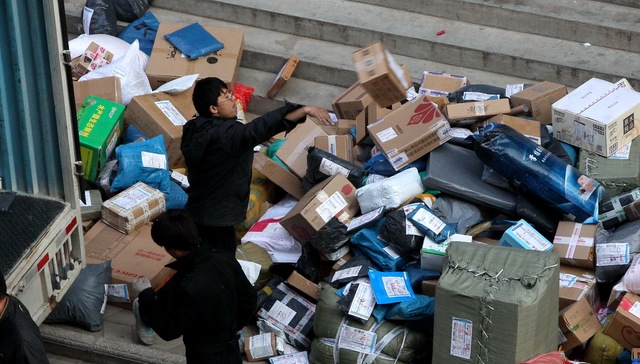 申通快递暴力分拣叫不满客户发顺丰，官方回应：开除言论不当人员、处罚承包区