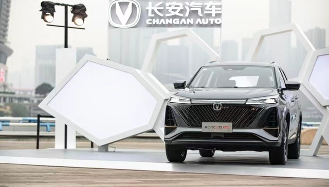 内外设计换新、搭载蓝鲸动力总成，第二代长安CS75 PLUS要来了 | 新车