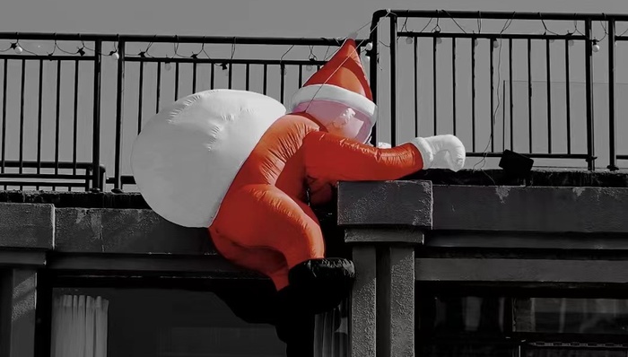 平安夜，圣诞老人忙着在商店门口爬墙