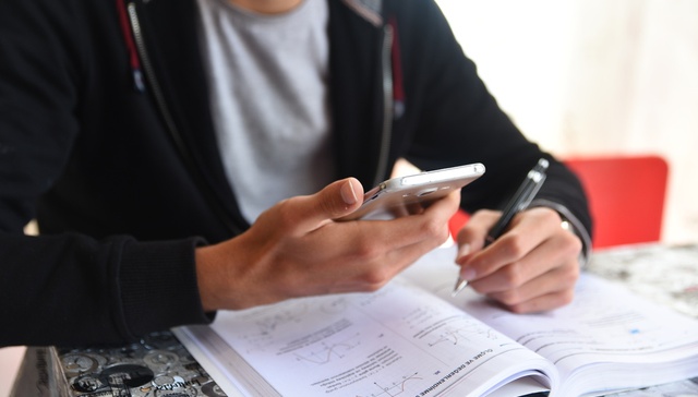 开启大学生“拍照搜题”模式，搜题软件存在即合理？