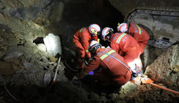 貴州畢節(jié)一工地發(fā)生山體滑坡已致5人遇難，仍有9人失聯(lián)