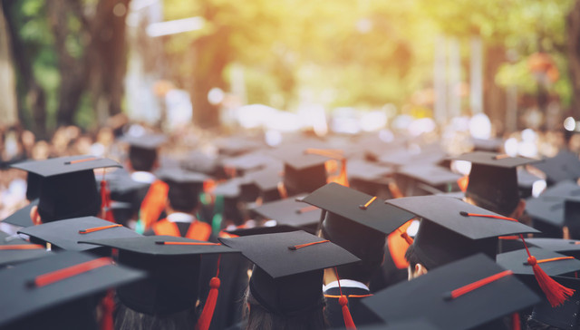 清北毕业生就业去向：近七成选择体制内单位，超四成博士生流向教育业