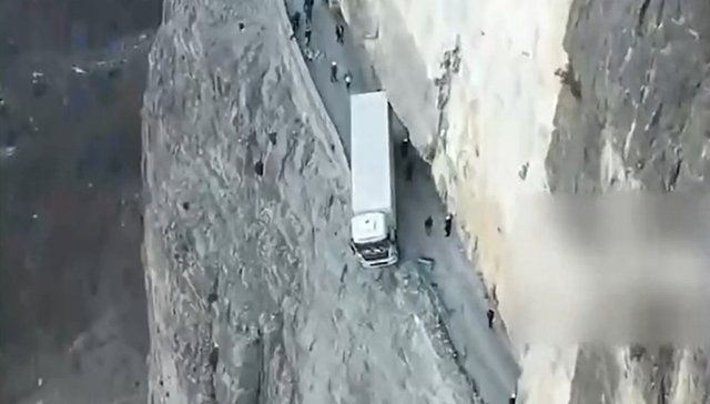 货车冲出挂壁公路悬挂3日，导航该背锅吗？