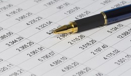 生猪销售量增价跌，信用评级展望调为负面，“猪茅”牧原股份如何应对？