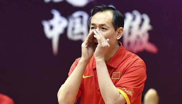 坐着轮椅执教奥运的许利民告别中国女篮，国字号帅印陆续换代