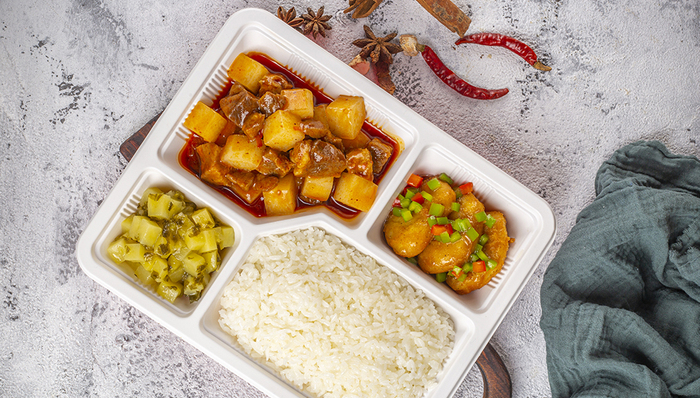 高铁盒饭是谁做的？