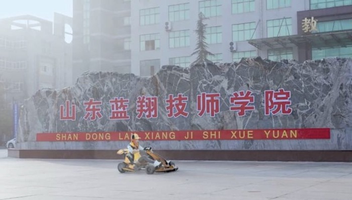 “挖掘机技术哪家强”的蓝翔画风变了