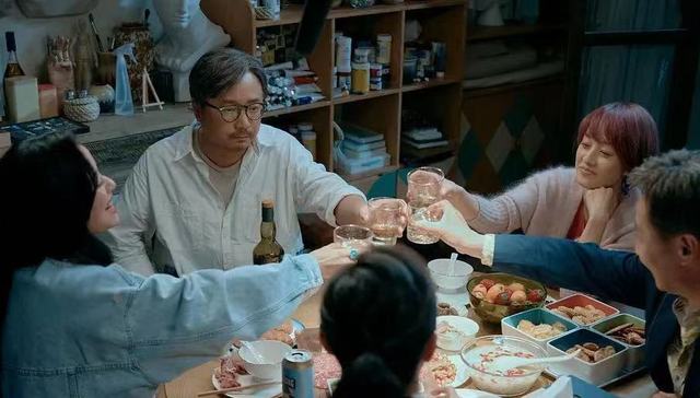 编辑部聊天室｜中年爱情只是神话？谈谈中年人的无奈现实和美好爱情